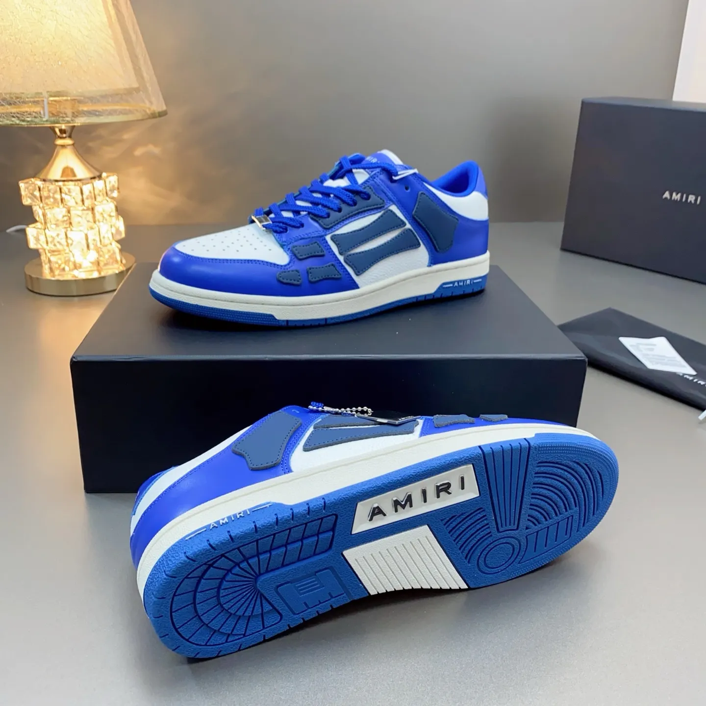 p580🐮🐮AMIRI Couple Style👑 The latest The Pacific Series Couple Style💀🦴Bone Stars Casual Sports Shoes Skateboard Shoes✔️ AMIRI's Pacific shoes are a sneaker that combines luxury and street style. Many celebrities and Internet celebrities have the same style. Its design and workmanship are very exquisite. Made of high-grade cow leather, soft to the touch and highly durable. 💎Fabrics: Original custom imported first-layer cowhide 💎Inner lining: Original customized breathable mesh 💎Foot: Original injection molded one-piece, comfortable, wear-resistant and not tiring for feet 💎Outsole: Original 1:1 molded three-color sole Original outsole 💎Sole thickness: 3CM 💎Size: Female 35-40 Male 39-46 💎Price; Top version 👑Special remarks Remark: (Female size 34 40 . Men's sizes 38 45 46 are customized and cannot be returned or exchanged. Please note when ordering! Thank you🤝🤝